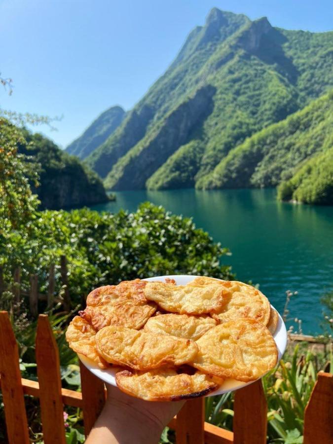 Maison d'hôtes Neomalsore Agrotourism, Komani Lake
