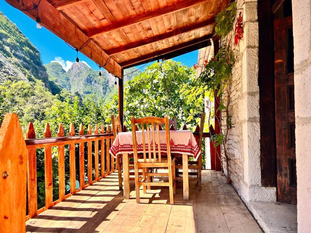 Maison d'hôtes Neomalsore Agrotourism, Komani Lake