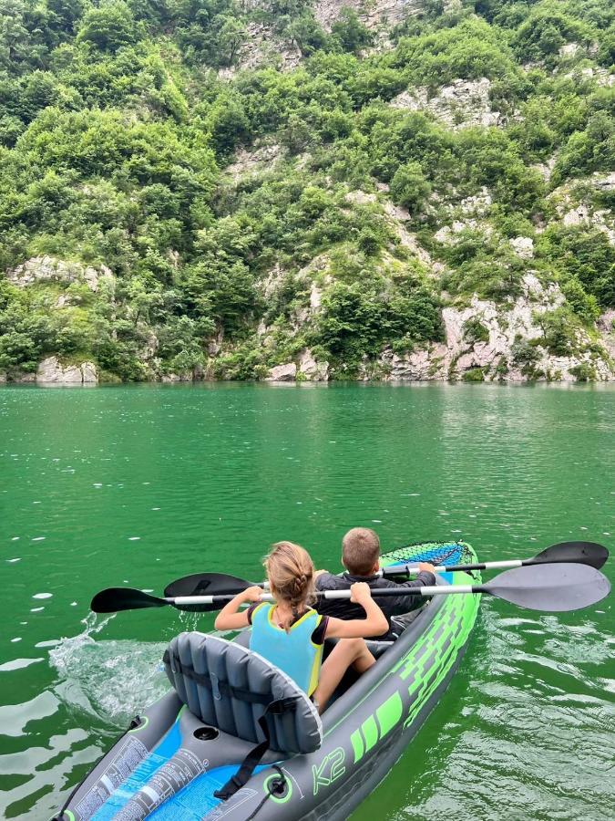 Neomalsore Agrotourism, Komani Lake Gjestgiverier