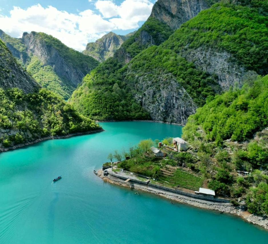 Gasthuis Neomalsore Agrotourism, Komani Lake *